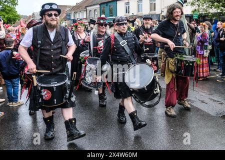 Glastonbury, Großbritannien. Mai 2024. Die Märchenprozession ist Teil einer Woche der Feierlichkeiten zu Beltane und Maitag. Das Festival hat seine Wurzeln in den frühgälischen Saisonfeiern und passt gut zu der New Age Community, die diese kleine Stadt Somerset anzieht. Quelle: JMF News/Alamy Live News Stockfoto