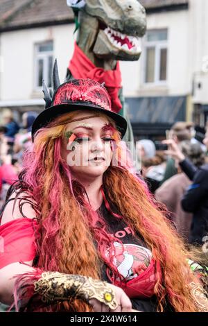 Glastonbury, Großbritannien. Mai 2024. Die Märchenprozession ist Teil einer Woche der Feierlichkeiten zu Beltane und Maitag. Das Festival hat seine Wurzeln in den frühgälischen Saisonfeiern und passt gut zu der New Age Community, die diese kleine Stadt Somerset anzieht. Quelle: JMF News/Alamy Live News Stockfoto