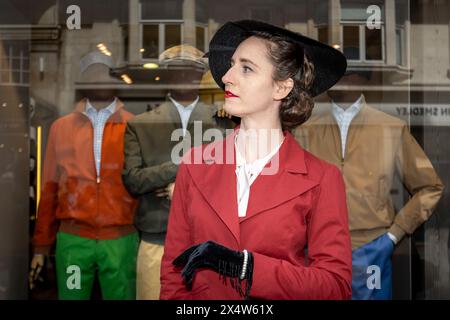 London, Großbritannien. 5. Mai 2024. Eine elegant gekleidete Frau nimmt am vierten Grand flâneur Walk Teil. Beginnend an der Beau Brummell Statue in der Jermyn Street fällt der Spaziergang mit dem 25. Jahrestag des CHAP Magazins zusammen und wird definiert als ein Spaziergang ohne Zweck, der die Kunst des flâneur feiert, ohne irgendwohin zu gehen, und ein Gegenmittel für die Anforderungen des modernen Lebens und des digitalen Smartphones. Quelle: Stephen Chung / Alamy Live News Stockfoto