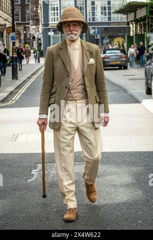 London, Großbritannien. 5. Mai 2024. Ein elegant gekleideter Mann nimmt am vierten Grand flâneur Walk Teil. Beginnend an der Beau Brummell Statue in der Jermyn Street fällt der Spaziergang mit dem 25. Jahrestag des CHAP Magazins zusammen und wird definiert als ein Spaziergang ohne Zweck, der die Kunst des flâneur feiert, ohne irgendwohin zu gehen, und ein Gegenmittel für die Anforderungen des modernen Lebens und des digitalen Smartphones. Quelle: Stephen Chung / Alamy Live News Stockfoto