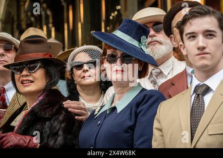 London, Großbritannien. 5. Mai 2024. Elegant gekleidete Personen nehmen am vierten Grand flâneur Walk Teil. Beginnend an der Beau Brummell Statue in der Jermyn Street fällt der Spaziergang mit dem 25. Jahrestag des CHAP Magazins zusammen und wird definiert als ein Spaziergang ohne Zweck, der die Kunst des flâneur feiert, ohne irgendwohin zu gehen, und ein Gegenmittel für die Anforderungen des modernen Lebens und des digitalen Smartphones. Quelle: Stephen Chung / Alamy Live News Stockfoto