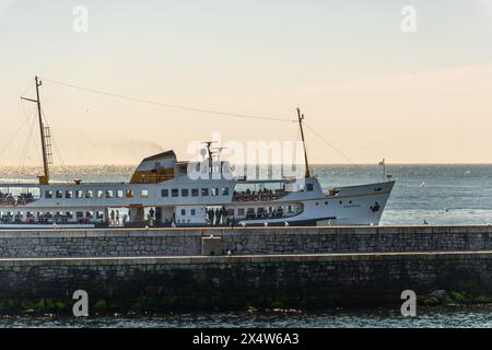 Kadikoy, Istanbul, Türkei, 12.01.2023: Eine Passagierfähre über den Bosporus. Istanbul Maritime transportation.seein Transport und Mariti Stockfoto