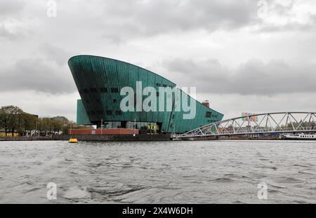 Holland, Amsterdam, Blick auf das Nemo Museum, das größte Wissenschafts- und Technologiezentrum der Niederlande, projiziert vom italienischen Architekten Renzo Piano Stockfoto