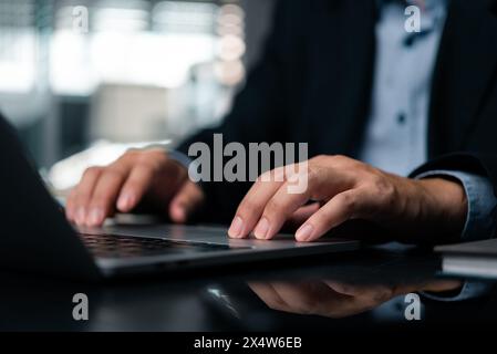 Professionelle Mann-Tastatur mit Nahaufnahme auf einem modernen Laptop-Computer Arbeiten im Büro, im Geschäft und in der Technologie Online-Effizienz. Stockfoto
