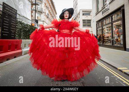 London, Großbritannien. 5. Mai 2024. Eine elegant gekleidete Frau nimmt am vierten Grand flâneur Walk Teil. Beginnend an der Beau Brummell Statue in der Jermyn Street fällt der Spaziergang mit dem 25. Jahrestag des CHAP Magazins zusammen und wird definiert als ein Spaziergang ohne Zweck, der die Kunst des flâneur feiert, ohne irgendwohin zu gehen, und ein Gegenmittel für die Anforderungen des modernen Lebens und des digitalen Smartphones. Quelle: Stephen Chung / Alamy Live News Stockfoto