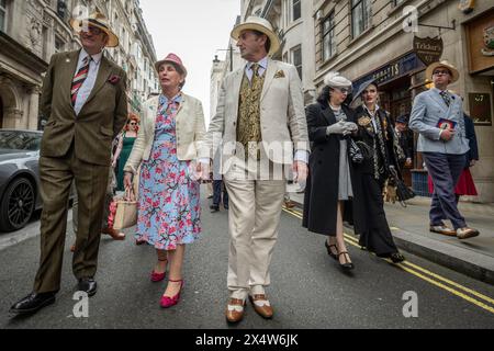 London, Großbritannien. 5. Mai 2024. Elegant gekleidete Personen nehmen am vierten Grand flâneur Walk Teil. Beginnend an der Beau Brummell Statue in der Jermyn Street fällt der Spaziergang mit dem 25. Jahrestag des CHAP Magazins zusammen und wird definiert als ein Spaziergang ohne Zweck, der die Kunst des flâneur feiert, ohne irgendwohin zu gehen, und ein Gegenmittel für die Anforderungen des modernen Lebens und des digitalen Smartphones. Quelle: Stephen Chung / Alamy Live News Stockfoto