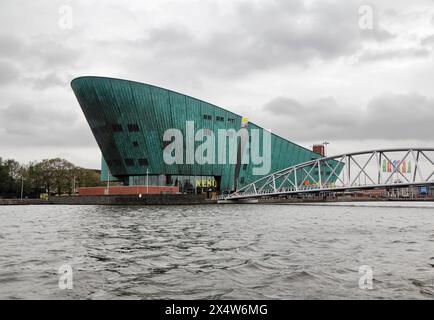 Holland, Amsterdam, Blick auf das Nemo Museum, das größte Wissenschafts- und Technologiezentrum der Niederlande, projiziert vom italienischen Architekten Renzo Piano Stockfoto