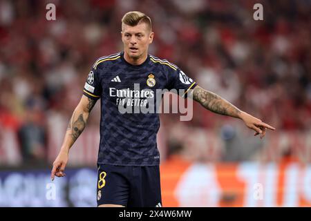 MÜNCHEN, DEUTSCHLAND - APRIL 30: Toni Kroos von Real Madrid sieht beim Halbfinalspiel der UEFA Champions League zwischen dem FC Bayern München und Real Madrid am 30. April 2024 in München an. © diebilderwelt / Alamy Stock Stockfoto