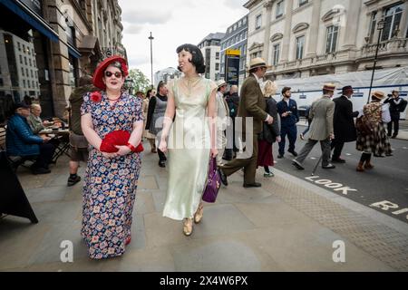 London, Großbritannien. 5. Mai 2024. Elegant gekleidete Personen nehmen am vierten Grand flâneur Walk Teil. Beginnend an der Beau Brummell Statue in der Jermyn Street fällt der Spaziergang mit dem 25. Jahrestag des CHAP Magazins zusammen und wird definiert als ein Spaziergang ohne Zweck, der die Kunst des flâneur feiert, ohne irgendwohin zu gehen, und ein Gegenmittel für die Anforderungen des modernen Lebens und des digitalen Smartphones. Quelle: Stephen Chung / Alamy Live News Stockfoto