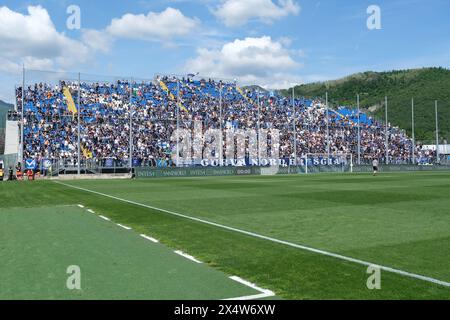 Brixia, Italien. Mai 2024. Fans des Brescia Calcio FC während des italienischen Fußballspiels der Serie B zwischen Brescia Calcio FC und Calcio Lecco 1912 im Mario Rigamonti Stadium am 5. Mai 2024 in Brixia, Italien. Quelle: Unabhängige Fotoagentur/Alamy Live News Stockfoto