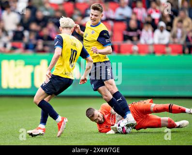 Aalborg, Dänemark. Mai 2024. AAB-Torhüter Josip Posavec gegen Frederik Christensen in der NordicBet-Liga zwischen AAB und Hobro IK im Aalborg Portland Park am Sonntag, 5. Mai 2024. (Foto: Henning Bagger/Ritzau Scanpix) Credit: Ritzau/Alamy Live News Stockfoto