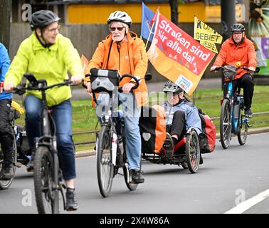 05. Mai 2024, Nordrhein-Westfalen, Düsseldorf: Teilnehmer einer Fahrradrallye fahren mit ihren Fahrrädern durch die Stadt. Der ADFC, Allgemeiner Deutscher Fahrrad-Club, organisiert die diesjährige Demonstration unter dem Motto „Radwege für alle – länger, breiter, sicherer“ Foto: Roberto Pfeil/dpa Stockfoto