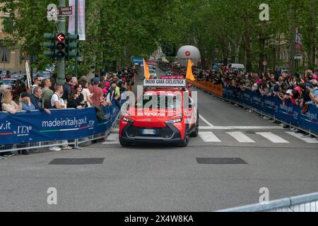 Giro d'Italia sponsert Teams beim großen Radrennen, mit Teams für technischen Support und Autos. Pinker Pullover, Tour durch italien 2024, turin, italien, 4. Mai 2 Stockfoto