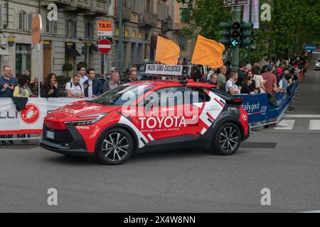 Giro d'Italia sponsert Teams beim großen Radrennen, mit Teams für technischen Support und Autos. Pinker Pullover, Tour durch italien 2024, turin, italien, 4. Mai 2 Stockfoto