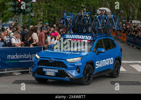 Giro d'Italia sponsert Teams beim großen Radrennen, mit Teams für technischen Support und Autos. Pinker Pullover, Tour durch italien 2024, turin, italien, 4. Mai 2 Stockfoto