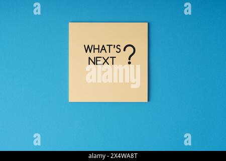 Was ist der nächste Text auf blauem Hintergrund Stockfoto