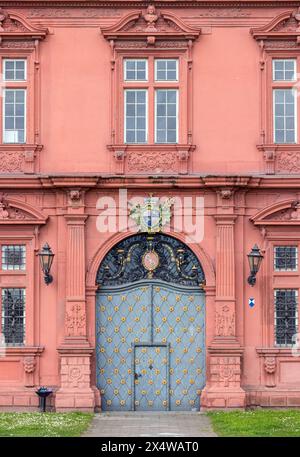 Fassade mit verziertem Tor zum Kurpalast Mainz, ein wichtiges Beispiel der Renaissance-Architektur in Deutschland. Stockfoto