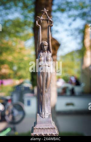 Eine Miniatur-Bronzeskulptur des Monuments der Freiheit Milda in Riga Stockfoto