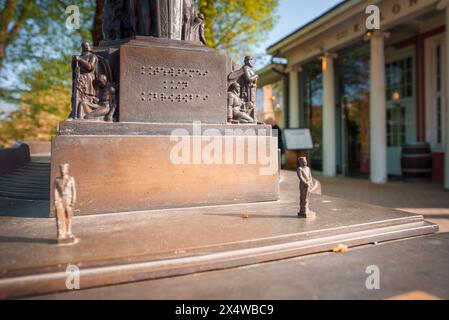 Eine Miniatur-Bronzeskulptur des Monuments der Freiheit Milda in Riga Stockfoto