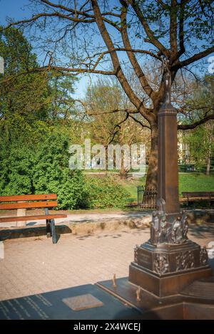 Eine Miniatur-Bronzeskulptur des Monuments der Freiheit Milda in Riga Stockfoto