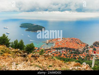 Dubrovnik in Kroatien, Blick auf die Adria mit Kreuzfahrtschiffen und Locrum Island Stockfoto