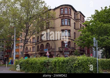 MAINZ - 24. APRIL 2024: Kaiser-Wilhelm-Ring an einem ruhigen, bewölkten Tag. Der Kaiser-Wilhelm-Ring ist eine Hauptstraße im Mainzer Stadtzentrum. Stockfoto