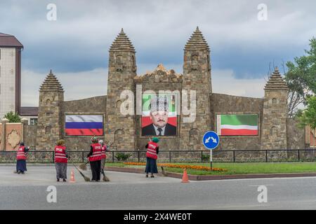 Das Porträt des Ex-Präsidenten der Republik Tschetschenien Achmad Kadyrow, russische und tschetschenische Fahnen auf den dekorativen Türmen in der Stadt Grosny in Russland. Stockfoto