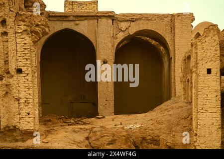 Yazd, Iran - 28. Dezember 2022: Orientalische Architektur. Ein altes Gebäude, eine mittelalterliche Stadt, ziegelsteingebäude sind eingestürzt Stockfoto