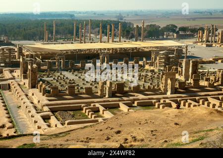 Persepolis, Iran - 1. Januar 2023: Ruinen der alten persischen Hauptstadt mit Gebäuden von außergewöhnlicher historischer Bedeutung, Basreliefs, Gräbern von k Stockfoto