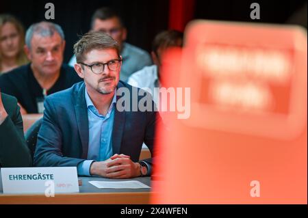 EINGEREICHT - 24. Juni 2023, Sachsen, Chemnitz: Das Foto vom 24. Juni 2023 zeigt den Abgeordneten Matthias Ecke (SPD, M), der auf der Landparteikonferenz der SPD Sachsen in Chemnitz erneut als Kandidat nominiert wurde. Die 41-jährige Ecke wurde am Freitagabend angegriffen. Er erlitt einen Bruch an Wangenknochen und Augenhöhle sowie Hämatome im Gesicht, sagte der sächsische SPD-Chef Homann am Sonntagnachmittag. Ecke wurde am Sonntag operiert und ging unter den Umständen gut. Nach dem brutalen Angriff auf den Dresdner SPD-Europapolitik stellte sich ein 17-Jähriger der Polizei. Foto: Hei Stockfoto