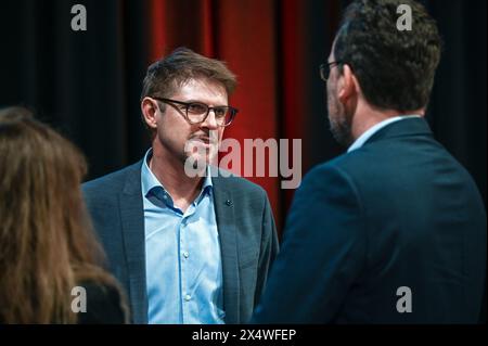 EINGEREICHT - 24. Juni 2023, Sachsen, Chemnitz: Das Foto vom 24. Juni 2023 zeigt den Abgeordneten Matthias Ecke (SPD, M), der auf der Landparteikonferenz der SPD Sachsen in Chemnitz erneut als Kandidat nominiert wurde. Die 41-jährige Ecke wurde am Freitagabend angegriffen. Er erlitt einen Bruch an Wangenknochen und Augenhöhle sowie Hämatome im Gesicht, sagte der sächsische SPD-Chef Homann am Sonntagnachmittag. Ecke wurde am Sonntag operiert und ging unter den Umständen gut. Nach dem brutalen Angriff auf den Dresdner SPD-Europapolitik stellte sich ein 17-Jähriger der Polizei. Foto: Hei Stockfoto