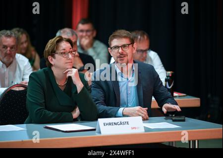 EINGEREICHT - 24. Juni 2023, Sachsen, Chemnitz: Das Foto vom 24. Juni 2023 zeigt Matthias Ecke (SPD, rechts), Europaabgeordneter, neben Klara Gleywitz (SPD), Bundesbauministerin, auf der Landparteikonferenz der SPD Sachsen in Chemnitz. Die 41-jährige Ecke wurde am Freitagabend angegriffen. Er erlitt einen Bruch an Wangenknochen und Augenhöhle sowie Hämatome im Gesicht, sagte der sächsische SPD-Chef Homann am Sonntagnachmittag. Ecke wurde am Sonntag operiert und ging unter den Umständen gut. Nach dem brutalen Angriff auf die Dresdner SPD-Europapolitik Stockfoto