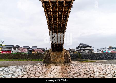 Die Kintaikyo-Brücke, das berühmte Wahrzeichen in Iwakuni, Japan. Fünf Holzbögen, die von massiven Steinsäulen über dem Nishiki River gestützt werden. Regen. Stockfoto