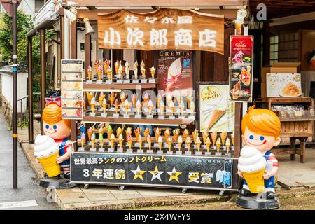 Ausstellung verschiedener Geschmacksrichtungen von Eiskegeln mit Preisen in einem Touristengeschäft in Iwakuni. Die Kegel sind aus Kunststoff, eine in Japan übliche Technik Stockfoto