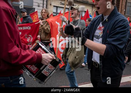 Glasgow, UK, 5. Mai 2024. Junge Kommunistische Liga am 5. Mai 2024 beim Scottish Trade Union Council, einer Kundgebung politischer, aktivistischer und gewerkschaftlicher Gruppen in Glasgow, Schottland. Foto: Jeremy Suttton-Hibbert/Alamy Live News Stockfoto