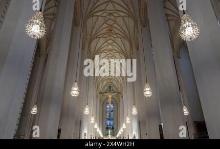 München, Deutschland - 21. Dez 2023 - Architektur im Inneren der Frauenkirche oder Domkirche unserer Lieben Frau, Jesus hängt am Kreuz im Inneren Stockfoto