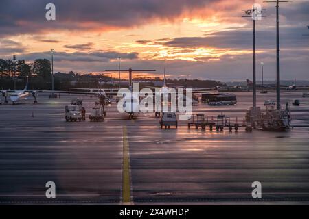 © Arnaud BEINAT/Maxppp. 05.2024, Grand Duché de Luxembourg. Aeroport de Luxembourg Findel durant le levé du soleil. ENGLISCH : Flughafen Luxemburg bei Sonnenaufgang. Quelle: MAXPPP/Alamy Live News Stockfoto