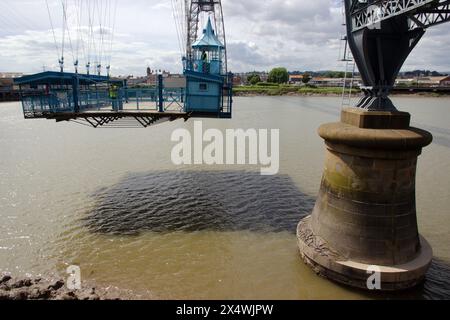 Die Gondelbahn auf der Newport Transporter Bridge, ein denkmalgeschütztes Bauwerk am Fluss Usk, wurde 1906 eröffnet Stockfoto