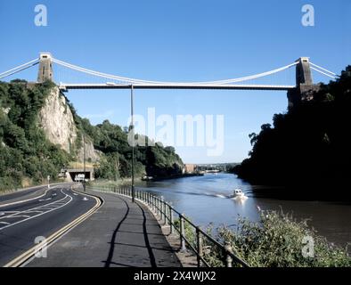 Die Clifton Suspension Bridge ist eine denkmalgeschützte, mautpflichtige Hängebrücke nach einem Entwurf von Brunel, die die Avon-Schlucht überspannt und Clifton mit Bristol verbindet Stockfoto