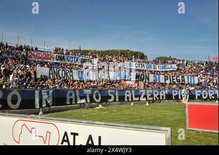 Pisa, Italien. Mai 2024. Fans von Pisa während Pisa SC vs. FC Sudtirol, italienisches Fußball-Spiel der Serie B in Pisa, Italien, 04. Mai 2024 Credit: Independent Photo Agency/Alamy Live News Stockfoto