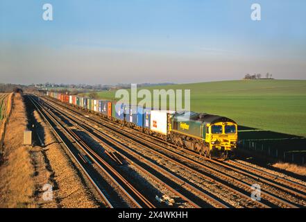 Eine Diesellokomotive der Baureihe 66, Nummer 66501, ein freightliner-Zug auf Manor Farm bei Cholsey am 17. Dezember 2003. Stockfoto