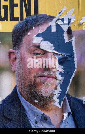 Barcelona, Spanien. Mai 2024. Das Wahlplakat der Esquerra Republicana de Catalunya (ERC) mit dem Porträt ihres Präsidenten Oriol Junqueras ist abgerissen zu sehen. Aufgrund der mehrheitlichen Nutzung sozialer Netzwerke sind nur wenige Wahlplakate im öffentlichen Raum vorhanden. Dennoch verwenden einige politische Kräfte weiterhin das traditionelle Poster mit dem Porträt des Kandidaten für die katalanischen Regionalwahlen, die am 12. Mai stattfinden werden. Posterporträts wurden herausgerissen und neu definiert. (Foto: Paco Freire/SOPA Images/SIPA USA) Credit: SIPA USA/Alamy Live News Stockfoto