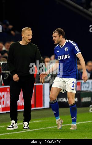 Gelsenkirchen, Deutschland, 2. Fussball Bundesliga Saison 2023 / 2024 31. Spieltag FC Schalke 04 - Fortuna Düsseldorf 1:1 am 27. 2024 in der Veltins -Arena auf Schalke Trainer Karel GERAERTS (S04) li.- und Thomas OUWEJAN (S04) re.- Foto: Norbert Schmidt, Düsseldorf Stockfoto