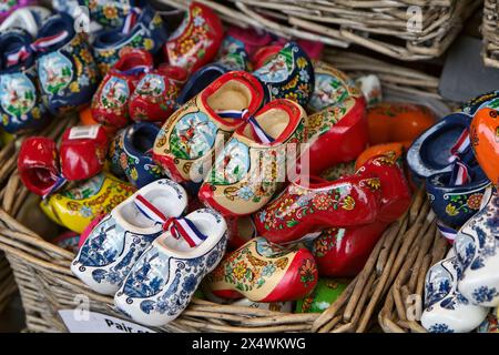 Holland, Volendam (Amsterdam), typisch holländische Holzschuhe zu verkaufen Stockfoto