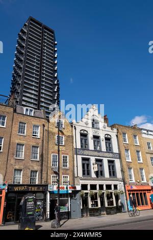 Neue Wohnwohnungen Principal Tower Hochhaus Hochhaus Wolkenkratzer über alten Terrassenhäusern und Pub am Norton Folgate in East London, Großbritannien Stockfoto