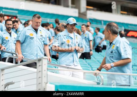 Miami Gardens, Usa. Mai 2024. Der spanische Formel-1-Fahrer Carlos Sainz Jr. von Scuderia Ferrari wird am Sonntag, den 5. Mai 2024, im Fahrerlager während des Formel-1-Miami-Grand Prix im Miami International Autodrome in Miami Gardens, Florida, gesehen. Foto: Greg Nash/UPI Credit: UPI/Alamy Live News Stockfoto