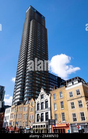 Neue Wohnwohnungen Principal Tower Hochhaus Hochhaus Wolkenkratzer über alten Terrassenhäusern und Pub am Norton Folgate in East London, Großbritannien Stockfoto