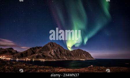 Grüne Nordlichter über Mt Store Nappstinden, Flakstad, Lofoten, Lofoten und Vesteral-Inseln, Nordland, Norwegen Stockfoto