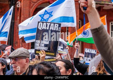 Botschaft von Katar, London, Großbritannien. Mai 2024. Eine Kundgebung vor der Botschaft von Katar, um die sofortige Freilassung der israelischen Geiseln zu fordern, die von der Hamas 212 Tage lang festgehalten wurden, und Katar zu drängen, seiner Verantwortung nachzukommen, um dieser unerträglichen Situation ein Ende zu bereiten. Foto: Amanda Rose/Alamy Live News Stockfoto