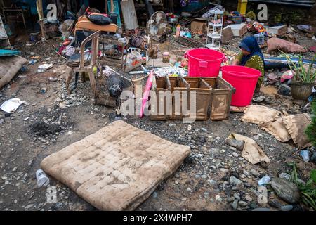 Luwu, Indonesien. Mai 2024. Die Bewohner reinigen ihre Möbel nach Sturzfluten im Suli-Unterbezirk, Luwu Regency, vom Schlamm. Überschwemmungen von 3 Metern Tiefe haben 13 Unterbezirke getroffen, da Wasser und Schlamm das Gebiet bedeckten und 14 Menschen töteten. Mehr als 1.000 Häuser waren betroffen und 42 wurden von den Überschwemmungen weggefegt. Quelle: SOPA Images Limited/Alamy Live News Stockfoto